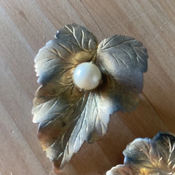 Set of two Vintage Sarah Coventry gold‎ leaf pins with pearls Brooche